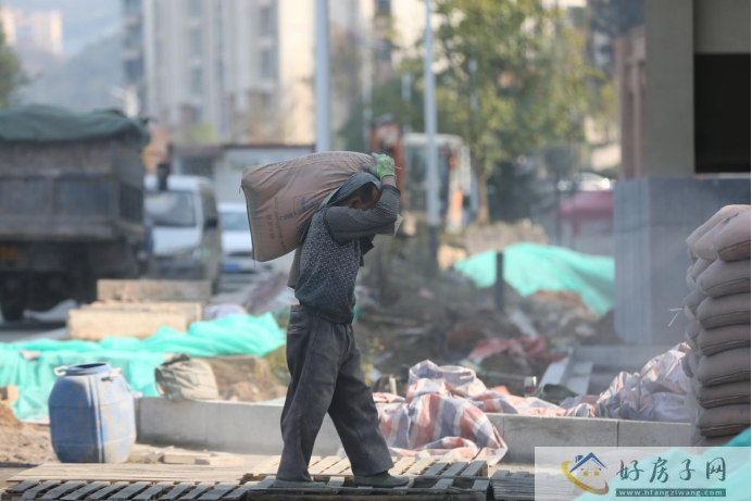 直击乐湾工地，施工场面火热，部分楼栋有望年底完成建设            </h1>
                            <h2 class=subtitle>
                    直击乐湾工地，施工场面火热                </h2>(图4)
