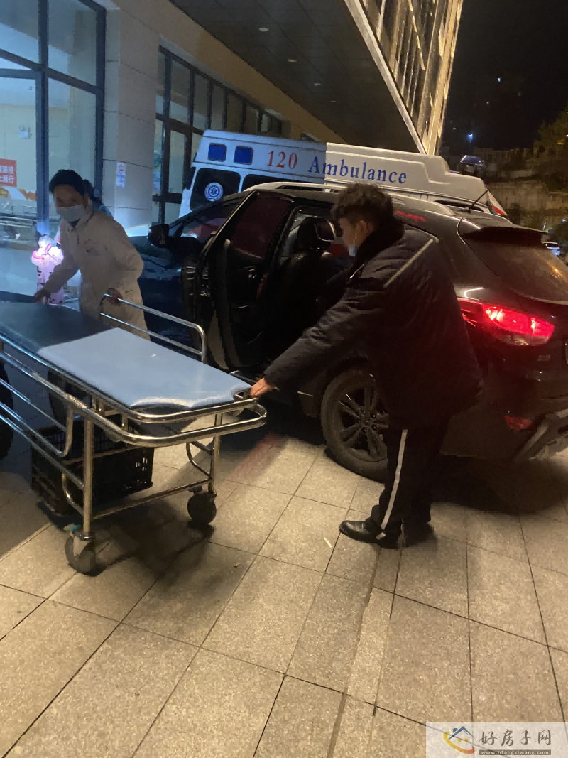 业主突然晕倒 龙湖物业队员开启“生死救援”            </h1>
                            <h2 class=subtitle>
                    为业主争取抢救时间”                </h2>(图1)