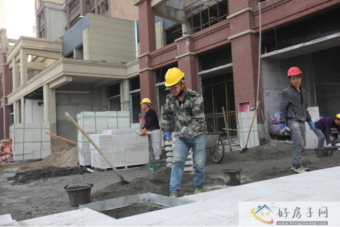 直击乐湾工地，施工场面火热，部分楼栋有望年底完成建设            </h1>
                            <h2 class=subtitle>
                    直击乐湾工地，施工场面火热                </h2>(图1)